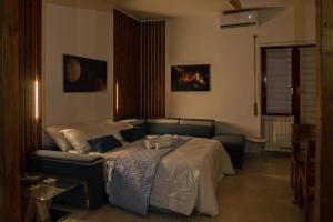 una camera con letto e divano di Appartamento VENERE a Lido di Ostia