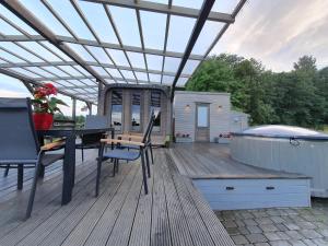 Gallery image of Purenes - Barrel shaped pod with hot tube in Sliseri