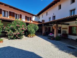 a courtyard of a building with flowers and plants at B&B Emma in Torreano