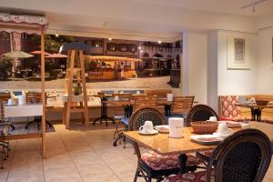 a restaurant with wooden tables and chairs and a cafeteria at Gästehaus Goethe in Staufen im Breisgau