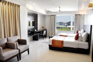 - une chambre avec un lit, un bureau et une chaise dans l'établissement Hotel Platinum Shravasti, à Katra