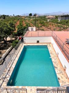 duży basen na dachu budynku w obiekcie Villafavorita Casa Rural w mieście Lorca