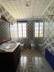 y baño con lavabo y aseo. en Villafavorita Casa Rural, en Lorca