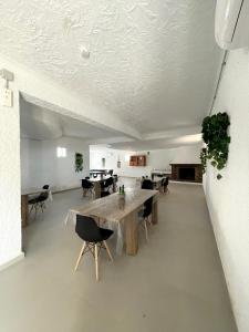 Habitación grande con mesa grande y sillas. en Villafavorita Casa Rural, en Lorca