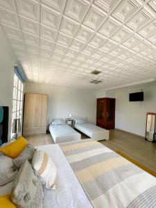 duży pokój z 2 łóżkami i kanapą w obiekcie Villafavorita Casa Rural w mieście Lorca