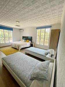 1 dormitorio con 2 camas y techos artesonados en Villafavorita Casa Rural, en Lorca