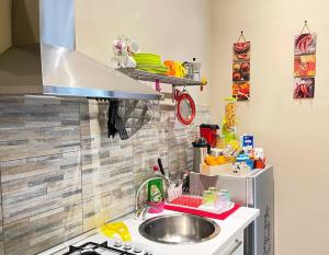 una piccola cucina con lavello e fornello di PortaMedina House a Napoli