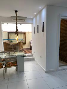A cozinha ou cozinha compacta de Apartamento com varanda Gourmet na praia da enseada