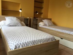 Posteľ alebo postele v izbe v ubytovaní Gîte de charme à Leval, 4 chambres, cheminée, cour privative, proche nature et randonnées - FR-1-510-175