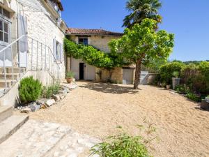 Fotografia z galérie ubytovania Maison de charme sans vis-à-vis, proche de Brantôme, avec jardin et équipements modernes - FR-1-616-266 v destinácii Champagnac-de-Bélair