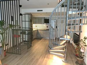 uma escada em espiral num quarto com uma cozinha em Moraleja Suite I em Alcobendas