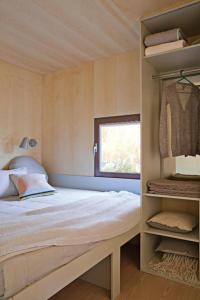 Habitación pequeña con cama y ventana en BIG BERRY – MOBILNA HIŠKA RIS en Gradac