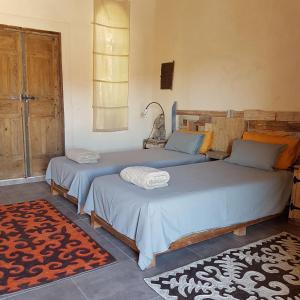 duas camas sentadas uma ao lado da outra num quarto em Slow Luxury at the Serai em Essaouira