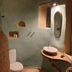 Slow Luxury at the Serai في الصويرة: حمام مع حوض ومرحاض