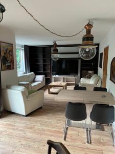 una sala de estar con una mesa y sillas en Haus Hilde, en Homburg