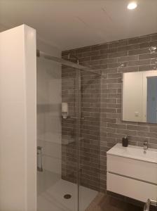 a bathroom with a glass shower and a sink at El SUEÑO DE LA MANCHA in Mota del Cuervo