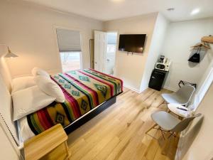 フレデリックスバーグにあるFrederick Motelのベッドルーム1室(カラフルな毛布付きのベッド1台付)