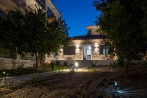 Vonkajšia záhrada v ubytovaní V&M Traditional Luxury Villa