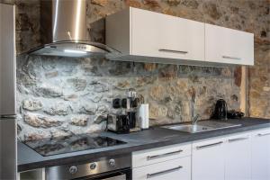 Kuchyňa alebo kuchynka v ubytovaní V&M Traditional Luxury Villa