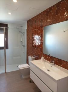 La salle de bains est pourvue d'un lavabo, de toilettes et d'une douche. dans l'établissement El SUEÑO DE LA MANCHA, à Mota del Cuervo