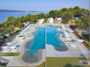an aerial view of a swimming pool with lounge chairs at Mobile Home Aurora Selce in Selce