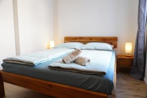 uma cama com duas toalhas e duas lâmpadas em Alte Post Sörup "witt Stuuv" - Ferienwohnung an der Ostsee em Sörup