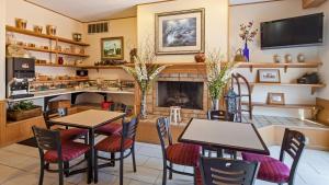 A restaurant or other place to eat at Apple Tree Inn; SureStay Collection by Best Western