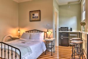 - une chambre avec un lit et deux tabourets dans l'établissement The Burrell House, à Keene