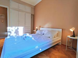 Postel nebo postele na pokoji v ubytování WSD Luxury Cozy 1BD Apt with City View Balcony