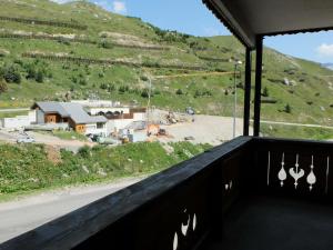 Zdjęcie z galerii obiektu Studio cosy mezzanine proche pistes avec balcon et animaux admis à Tignes - FR-1-502-353 w mieście Tignes