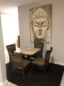a table and chairs with a picture of a head on the wall at Spacious Unit with Mountain View in New Market