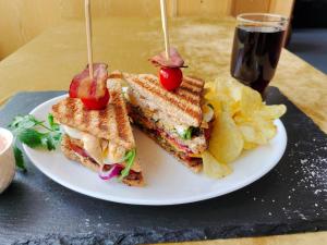 un panino e patatine su un piatto bianco di City Hotel Pforzheim a Pforzheim