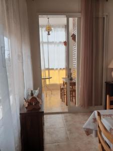 a bedroom with a door open to a dining room with a table at Appartement 6 Personnes - L'arboc in Arbós
