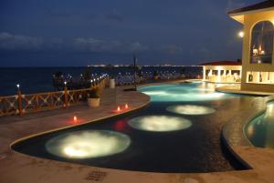 Bazén v ubytování All Ritmo Cancun Resort & Water Park nebo v jeho okolí