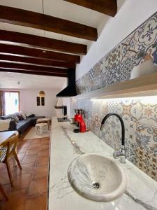 LentegíにあるCasa Bodijar - Casa Rural en Lentegiのシンク付きのキッチンとリビングルーム