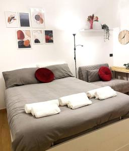 Una cama con dos almohadas encima. en Bed&Coffee Milano, en Milán