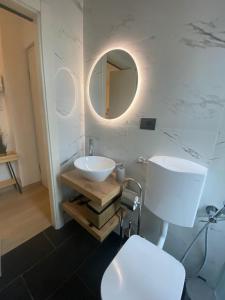 y baño con lavabo, aseo y espejo. en Bed&Coffee Milano, en Milán