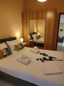 A bed or beds in a room at Blue Dolphins Apartment
