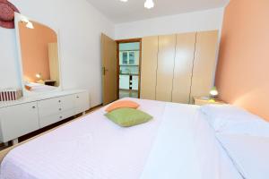 Posteľ alebo postele v izbe v ubytovaní Apartments Alan