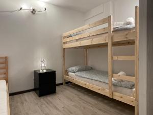 1 dormitorio con 2 literas y mesa en Residence Regina delle Alpi, en Santa Caterina Valfurva