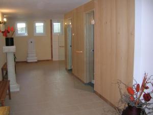 Pokój z korytarzem z toaletą w obiekcie Haus Margreth w mieście Sillian
