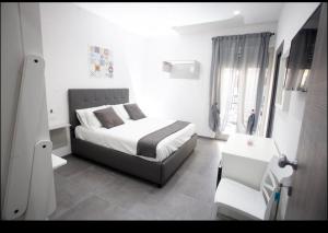 A bed or beds in a room at Amazing Napoli