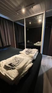 Tempat tidur dalam kamar di Stor hytte i Olderfjord