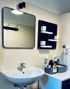 bagno con lavandino e specchio di BG Stay a Bergamo