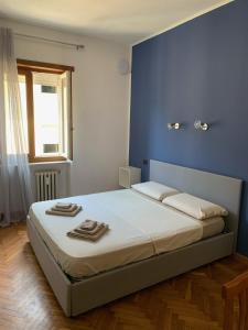 トリノにあるCasa Saluzzoの青い壁のベッドルーム1室(大型ベッド1台付)