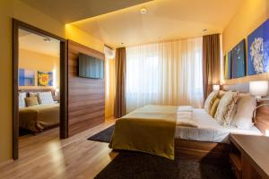 Postel nebo postele na pokoji v ubytování Tópart Hotel