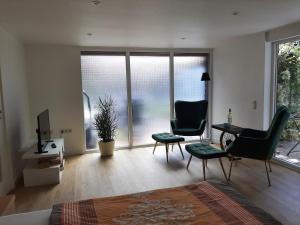 a living room with two chairs and a television at Graunke Vier in Grube