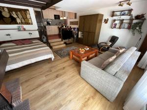 uma sala de estar com duas camas e uma mesa em Haus Oasis em Zermatt