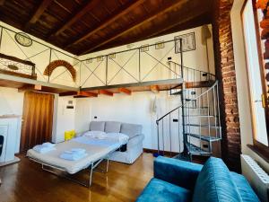 sala de estar con cama y escalera de caracol en La Casa sul Naviglio, en Milán