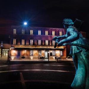 eine Statue vor einem Gebäude in der Nacht in der Unterkunft Hotel Ristorante Alla Vittoria in Solferino